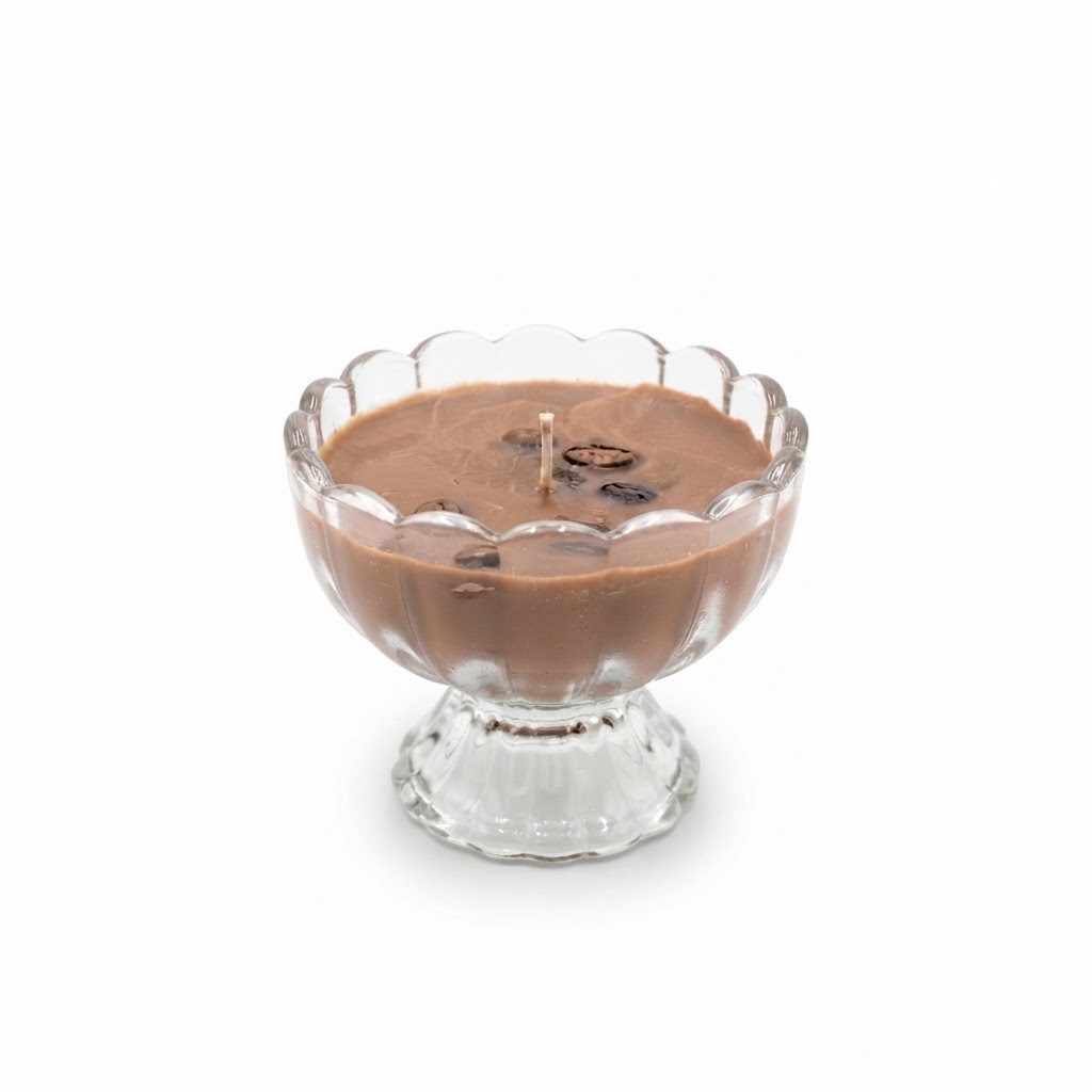 شمعة معطرة - شمعة على شكل كوب حلوى مصنوعة من الشمع البني في علبة عرض شفافة