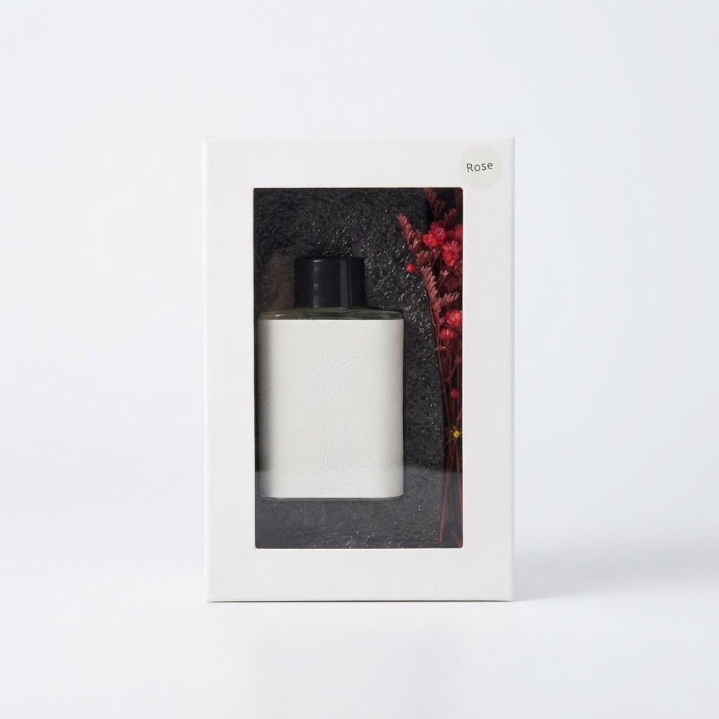 طقم موزع عطر برائحة الورد وقصبات النشر مع تغليف جلدي – موزع فاخر لعطور المنزل مزود بغصن زهور مجففة