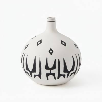 مزهرية كروية من السيراميك مصنوعة يدوياً بنقوش قبلية
