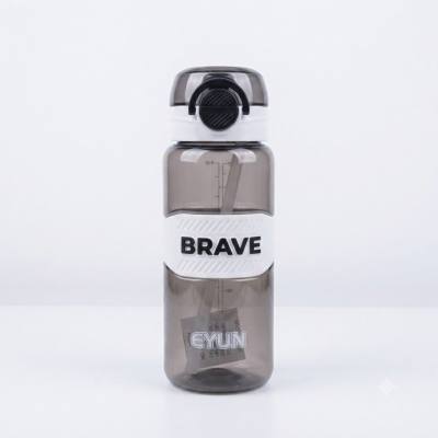 زجاجة مياه رياضية تحفيزية بلون رمادي دخاني تحمل شعار "BRAVE" (800 مل)