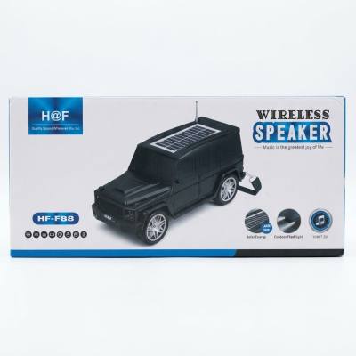 مكبر صوت لاسلكي بتقنية البلوتوث H@F HF-F88 بتصميم مستوحى من سيارات الدفع الرباعي (SUV)، مزود بلوح شمسي ومصباح يدوي للاستخدام الخارجي.